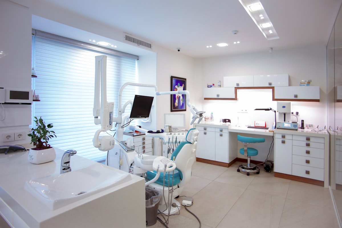 Ambiente odontológico sensorial boutique com conforto acústico e estética relaxante